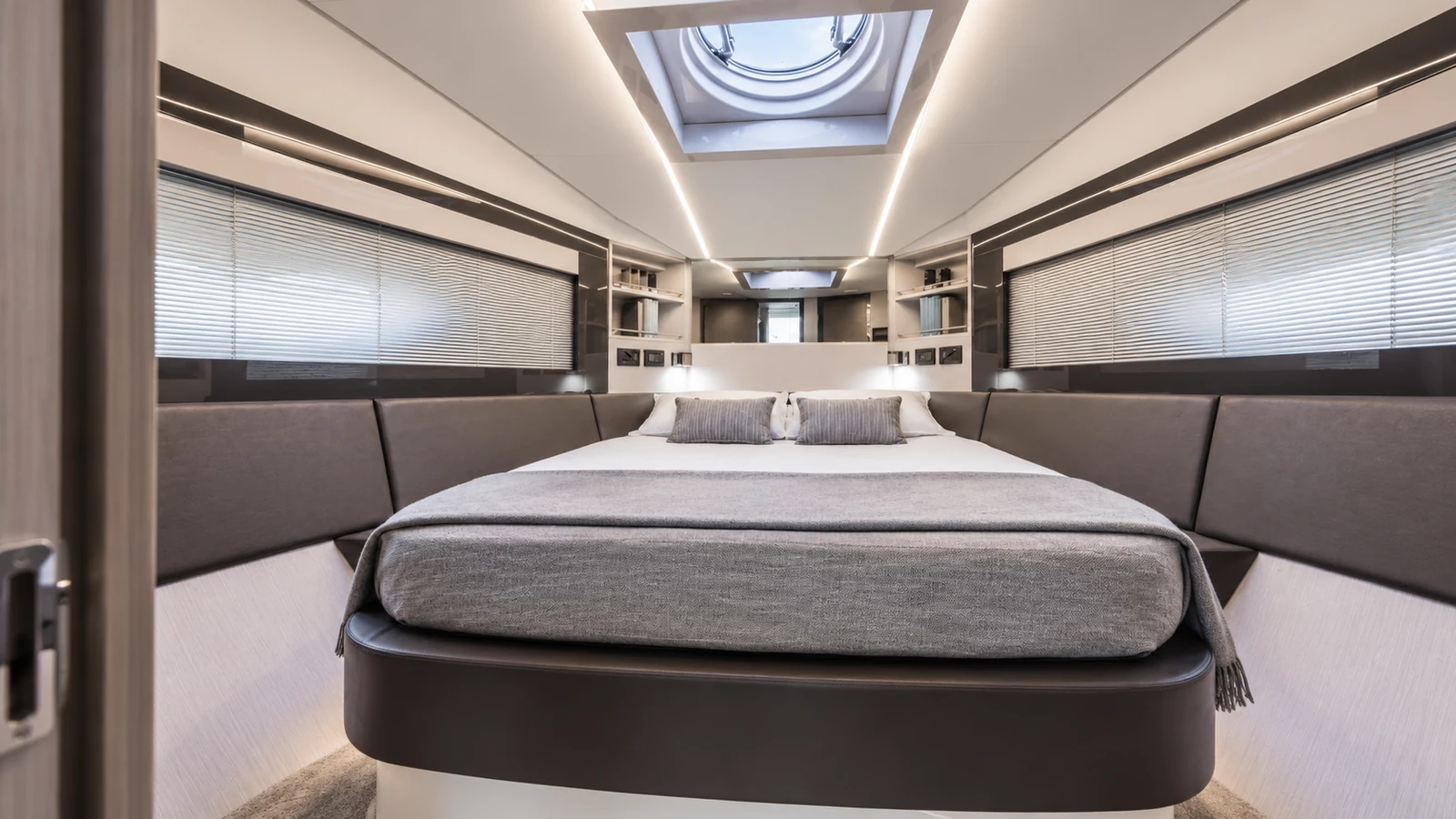 Pershing 5X — Forward VIP cabin