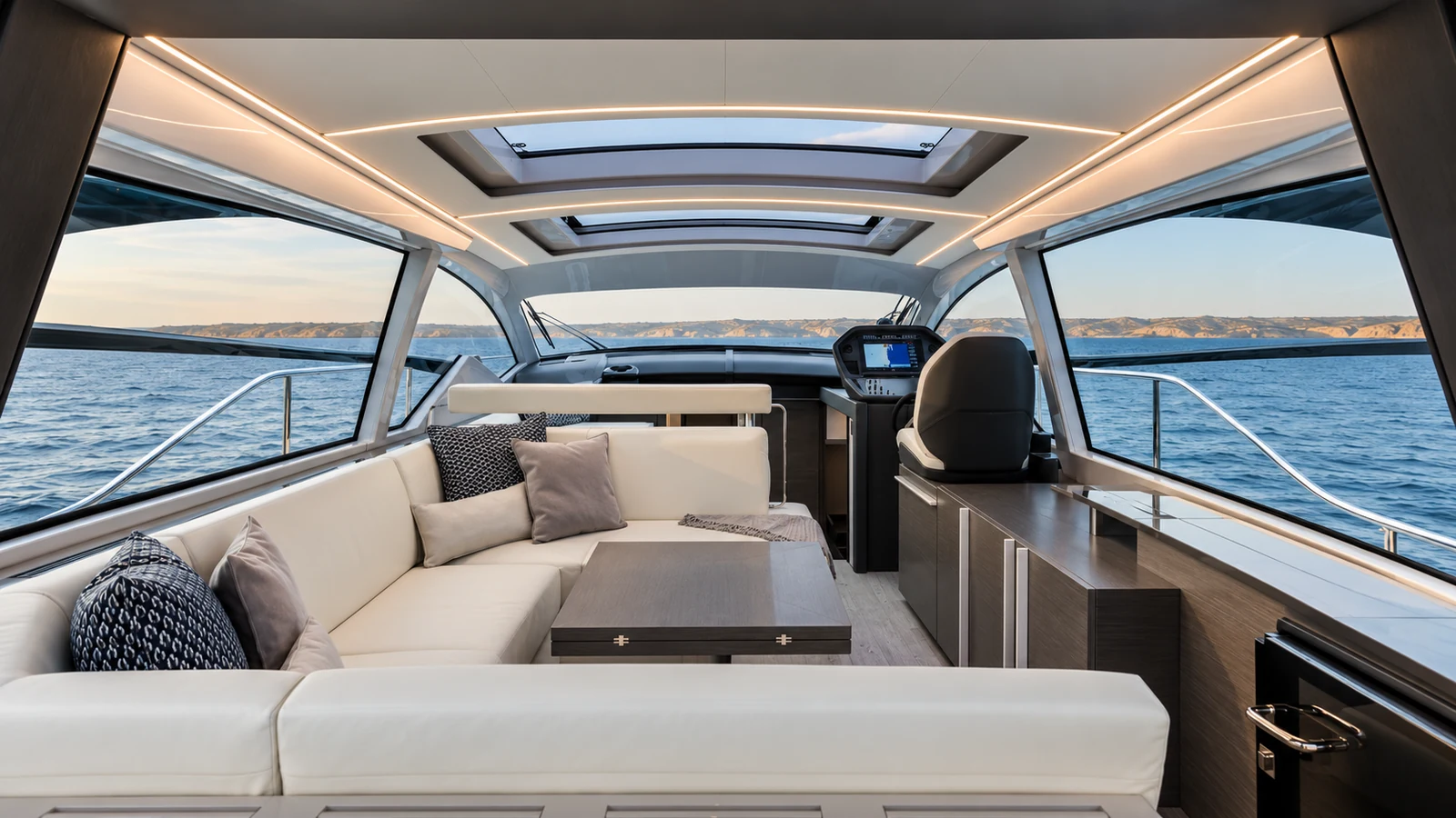 Pershing 5X — Main saloon