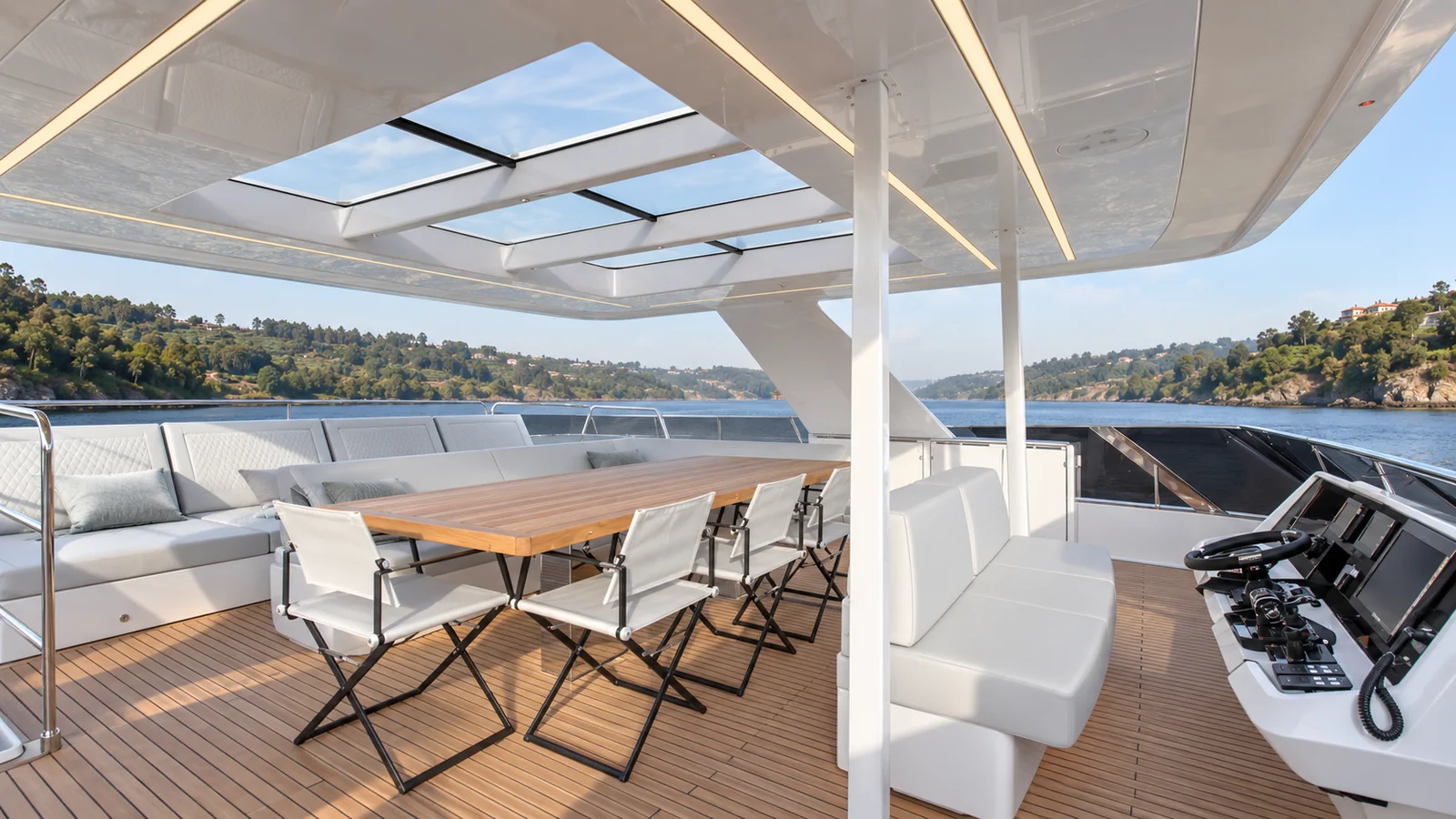 60 Sunreef Power — Flybridge dining and helm, Douro Marina